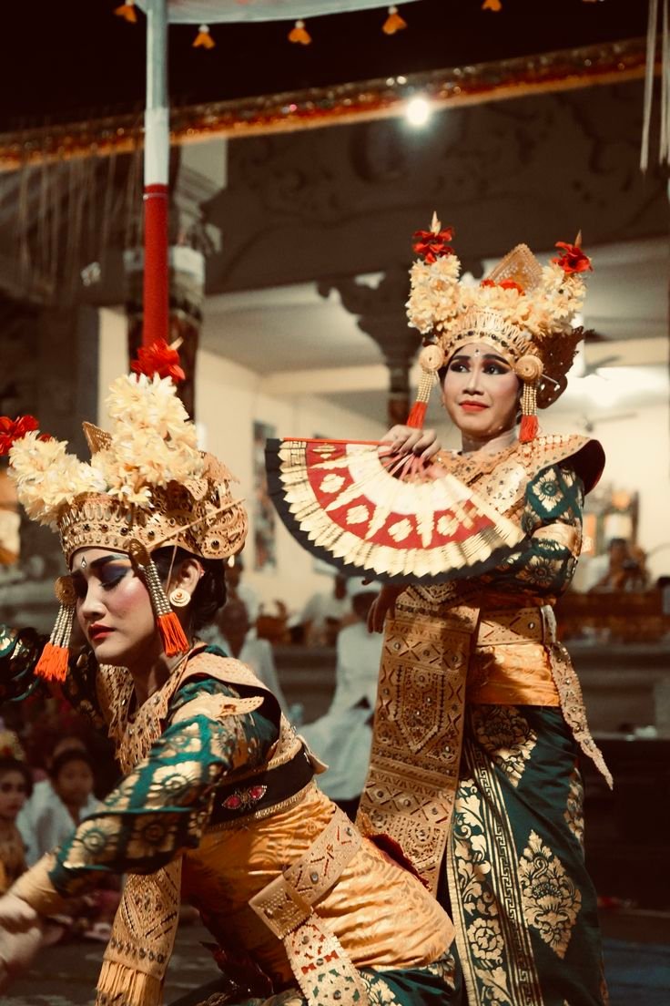 Tari Tradisional membawa Sesajen Gebogan — Keanggunan Seni Bali